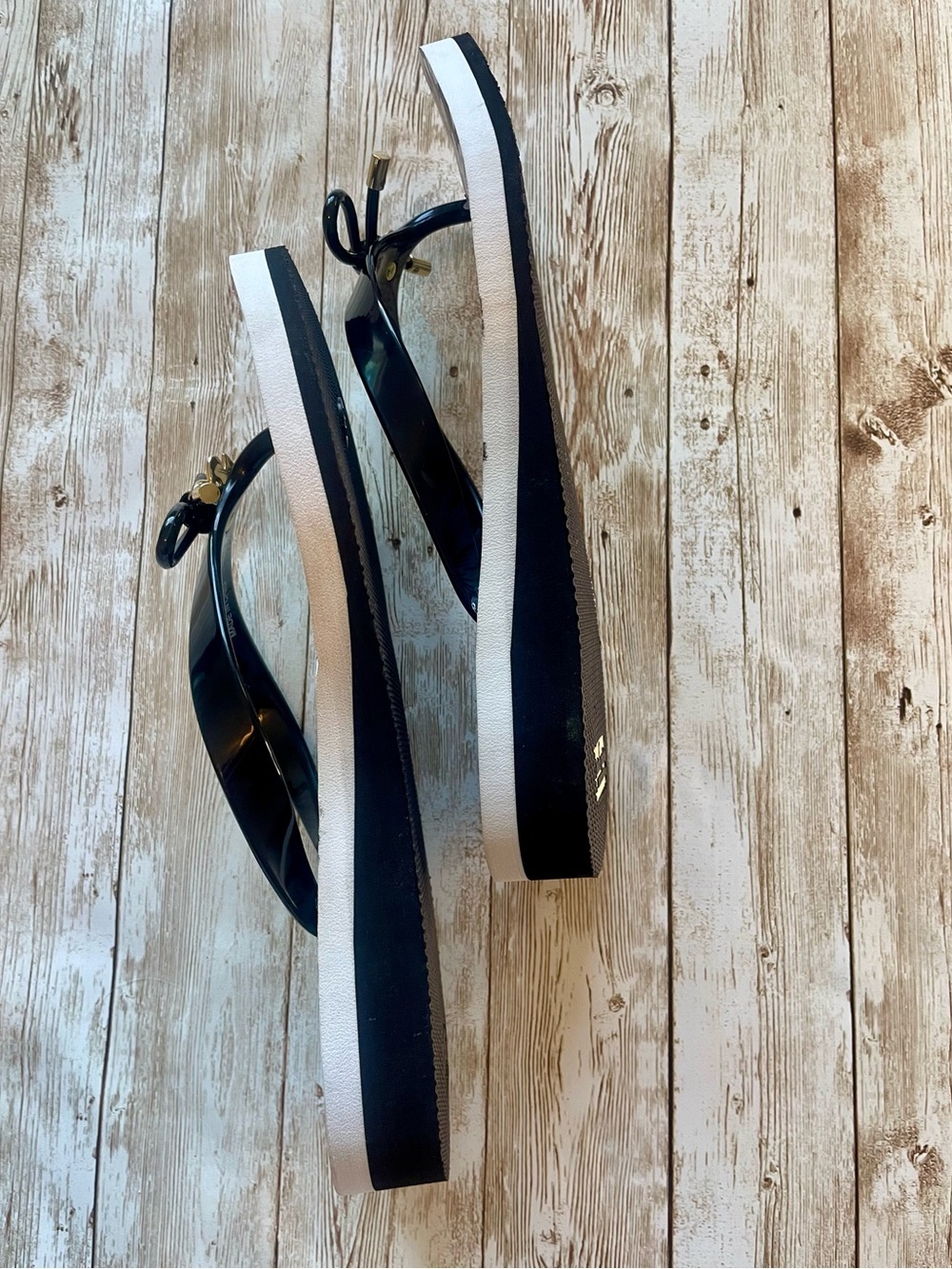kate spade NY Nova Sandal Black & White Floral Bow Gold Charm Flip Flops W9 GUC - Picture 4 of 12